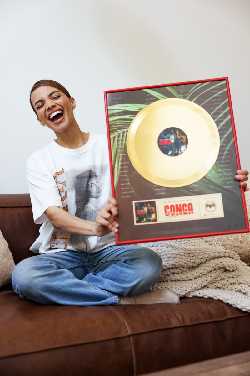 lesliegrace's tweet photo. Que bello tener este recuerdo tangible de un proyecto tan irreal! Gracias @BACARDI por este regalo y a mi fam #EarthlingVIP por encontrarme este vintage tee de @GloriaEstefan que es mi nueva favorita de mi colección! 🧡 La conga sigue moviéndonos con amor y luz✨ https://t.co/FyDctmOwGM