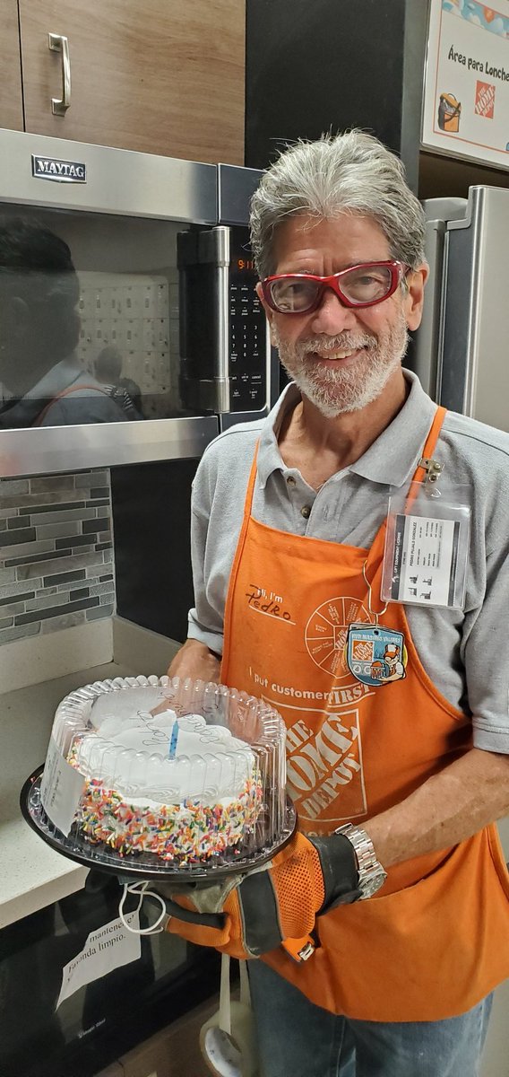 monroig_angel's tweet photo. We have party !!!! Happy birthday!!! Pedro Dept 21/22 #6402 #thd https://t.co/Xh1yUM8NAH