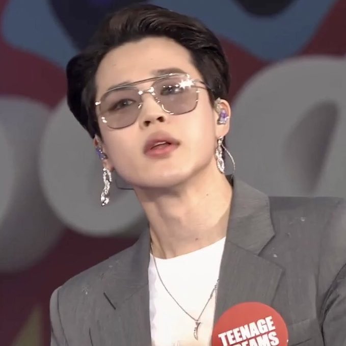 جيمين اخييييييييرا اسود بعد انتظار بعد شهور كنت ادعي برمضان يصبغ اسود وربي استجاب دعائي 😭😭😭😭😭😭