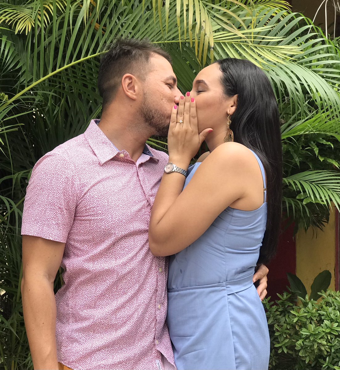 DaniGandara27_'s tweet photo. Estoy demasiado feliz así que ajá, también lo presumo por acá, definitivamente el tiempo de Dios es perfecto, no me queda ninguna duda, me estaba guardando el amor más bonito para mi ❤️ #miprometido https://t.co/nPvjxuxo0k