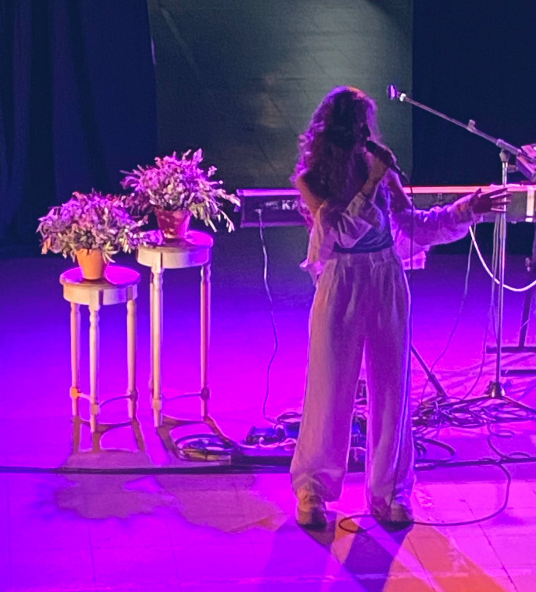 preciós, gràcies!, en directe encara ets més brutal,
màgia!
<a href="/arianabecasis/">Ariana Abecasis</a>