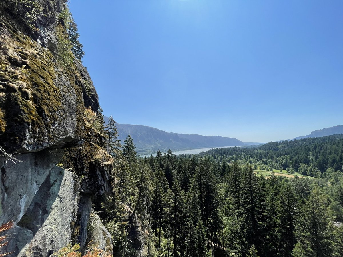KelleyBayernWX's tweet photo. Spent the afternoon climbing the north face of Beacon Rock. A little hazy out in the gorge. Lovely sunshine! ⛰ #PNW #climbOR https://t.co/LwPZfmhLJO