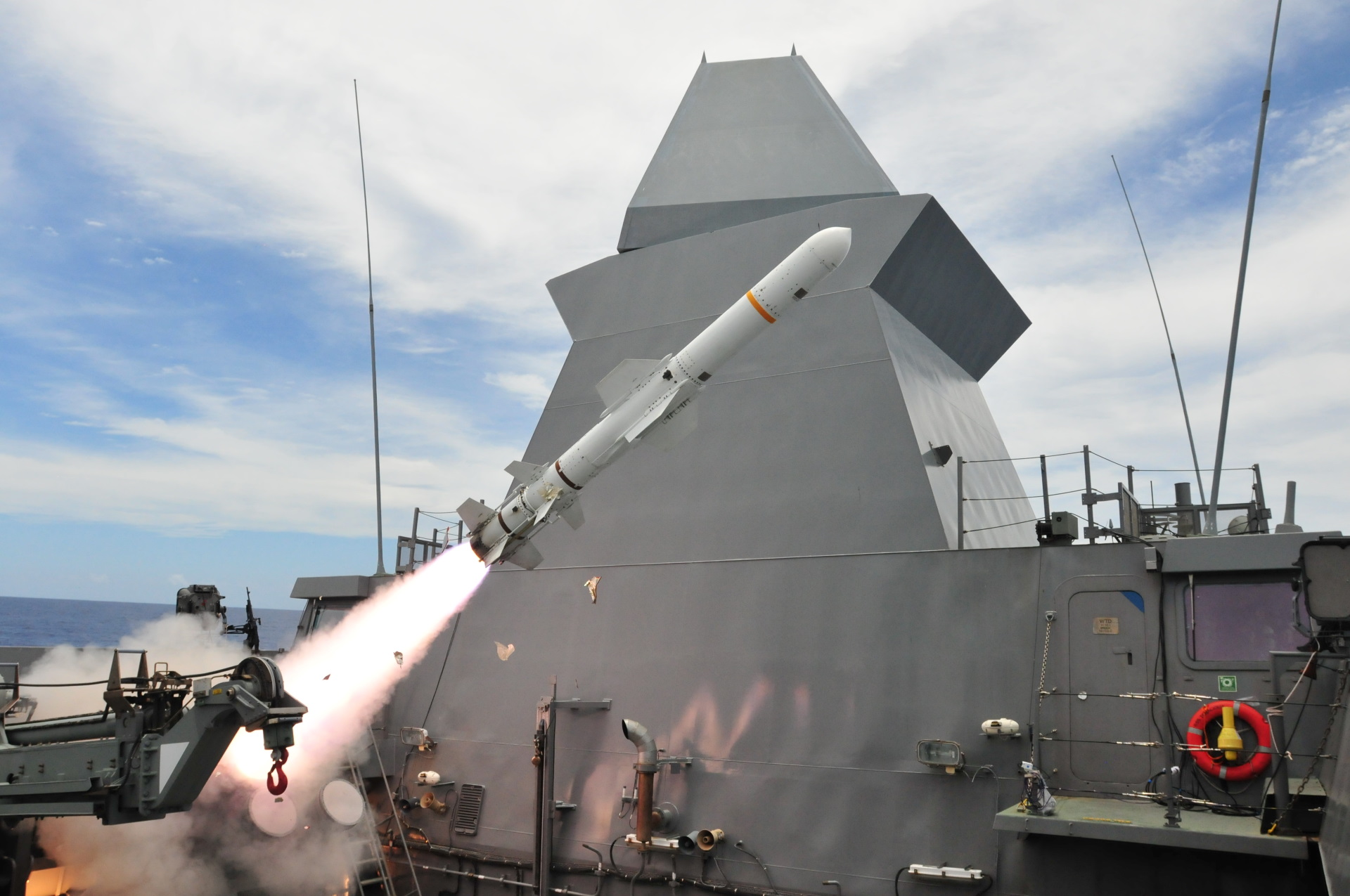 Singapore Warships carried out missile launches with China-手下败舰 USS ...