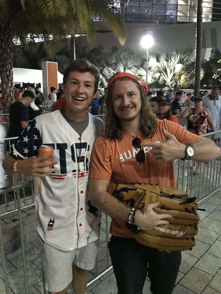 jmazzocca2's tweet photo. @BarstoolBigCat Ran into Eric after that event https://t.co/9sWEkgyqM0