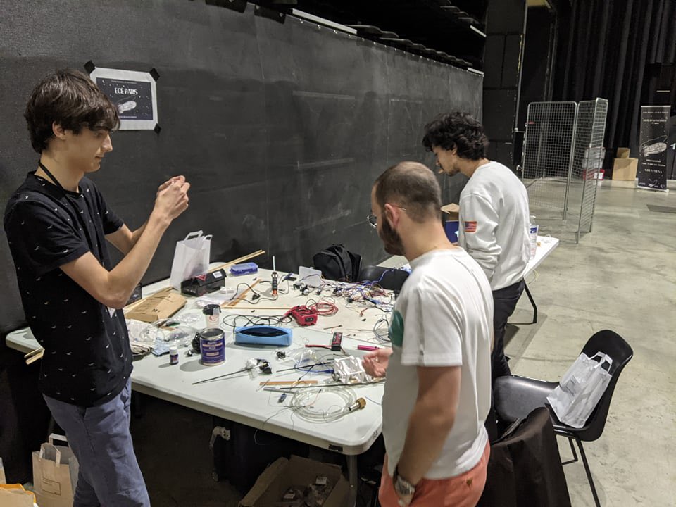 EspaceECE's tweet photo. Nous avons ramené la coupe à la maison!🏆🥇🎉

Nous sommes fières de vous annoncer avoir remporter le 1er prix du concours float, lift &amp; fly de @_FLYING_WHALES_ ! De même que le prix de la communication !

@IngenieursECE #Concours https://t.co/AhcyPrrjZT