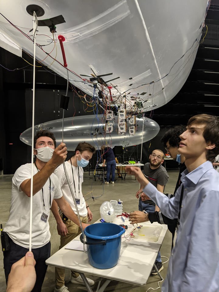 EspaceECE's tweet photo. Nous avons ramené la coupe à la maison!🏆🥇🎉

Nous sommes fières de vous annoncer avoir remporter le 1er prix du concours float, lift &amp; fly de @_FLYING_WHALES_ ! De même que le prix de la communication !

@IngenieursECE #Concours https://t.co/AhcyPrrjZT