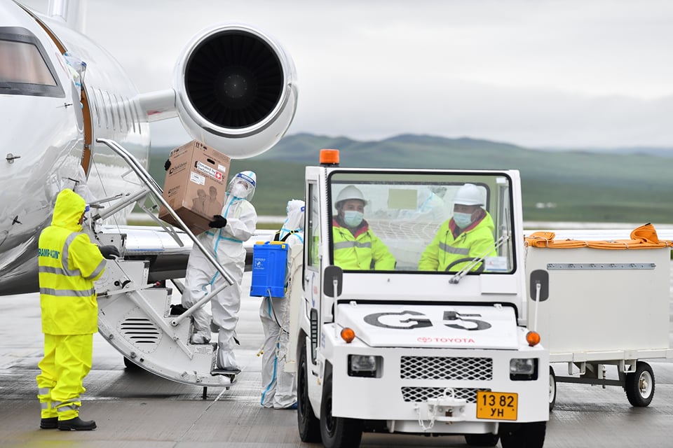 #Switzerland is helping #Mongolia in the fight against the #COVID19. 40 respirators &amp; 45 oxygen concentrators just arrived in 🇲🇳. <a href="/SwissMFA/">Swiss MFA</a> <a href="/vbs_ddps/">VBS - DDPS</a> &amp; @swissdevcoop joined forces in support of @MoH_Mongolia to ease pandemic pressure.