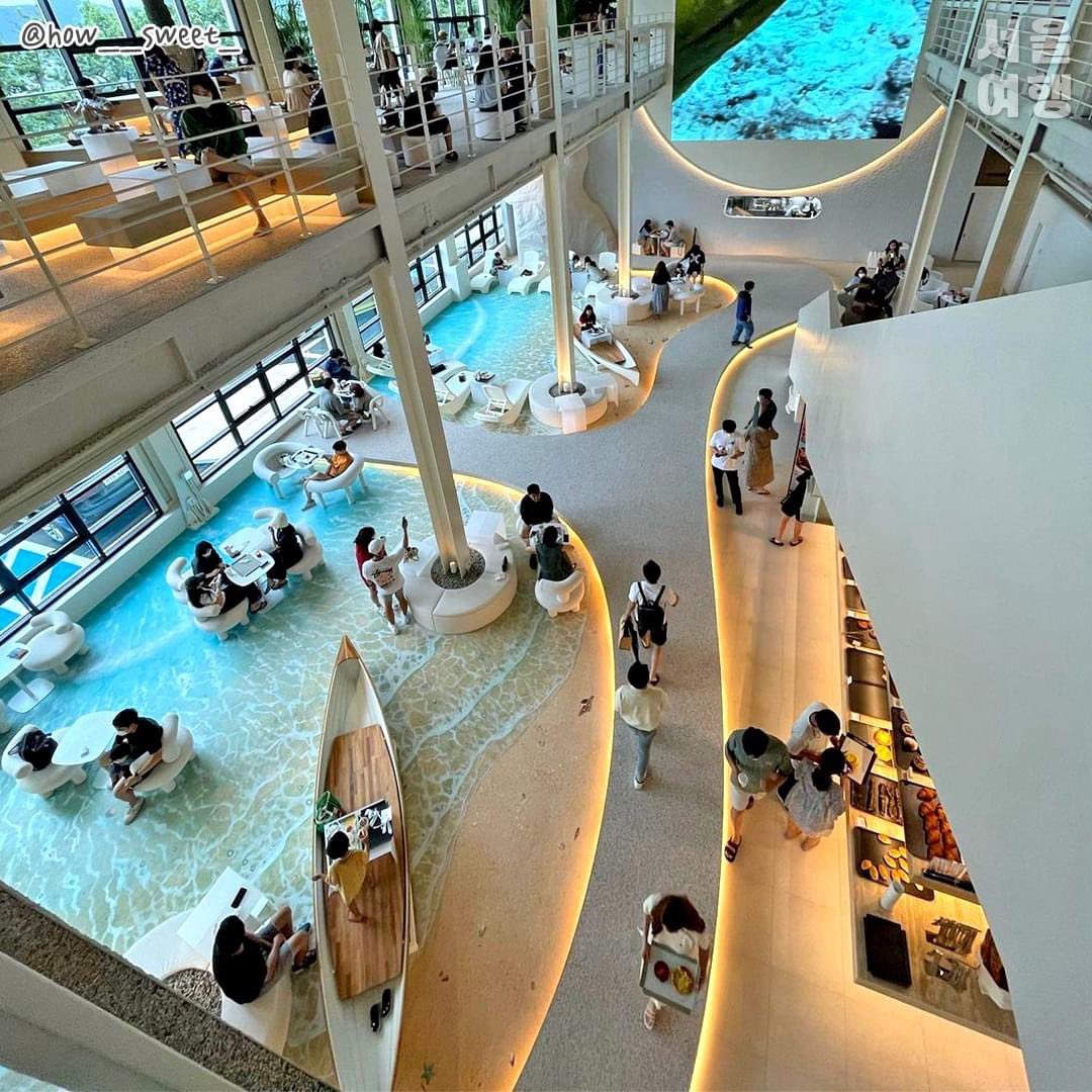 letstalkaboutKR's tweet photo. คาเฟ่นี้คือปังมาก ตกแต่งอลังการงานสร้าง ยกทะเลเข้ามาในร้าน แล้วดาดฟ้าก็มีท้องฟ้าด้วย เออ เอาสิ! ความเล่นใหญ่เกาหลีก็คือไปสุดมาก 
‘수산공원’ (Susan Park) อยู่ที่ คิมโพ คยองกีโด มาที่นี่ก็คือเหมือนมาเที่ยวทะเลอ่ะเอาจริง แล้วขนมปังที่ร้านน่ากินมาก
#รีวิวเกาหลี https://t.co/UtlgwZHNIt