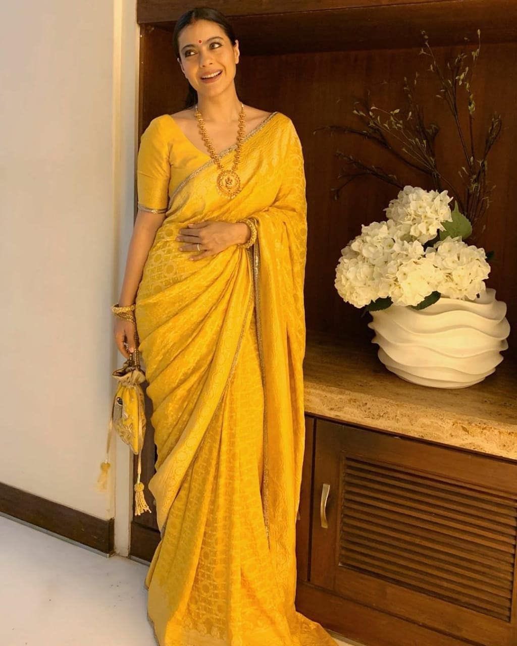 Kajol Indian Famous Actress, Kajol Ajay Devagan's wife, iiQ8, Hot Heroine