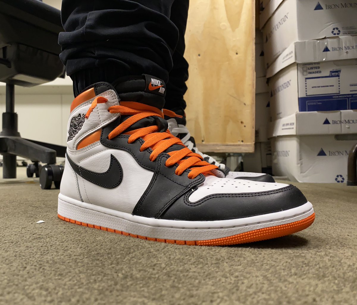 Ricky1_38's tweet photo. Jordan 1 Electro Orange early access are here🍊 #nike #SNKRS #EarlyAccess #jordan1 #aj1 #sneakerscheck #electroorange https://t.co/gAnQcfq9MC