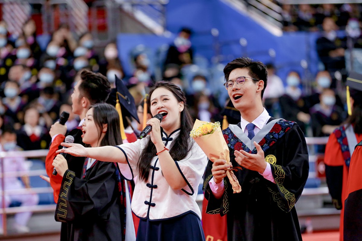 PKU1898's tweet photo. Congratulations on your #graduation, dear #Pekingers! The two-day graduation ceremony starts today at the #PKU Khoo Teck Puat Sports Complex! Let’s take a look at some key moments from the venue. (1/2) #PKUclassof2021 #PKUgraduation2021 https://t.co/92oDOoiXsE
