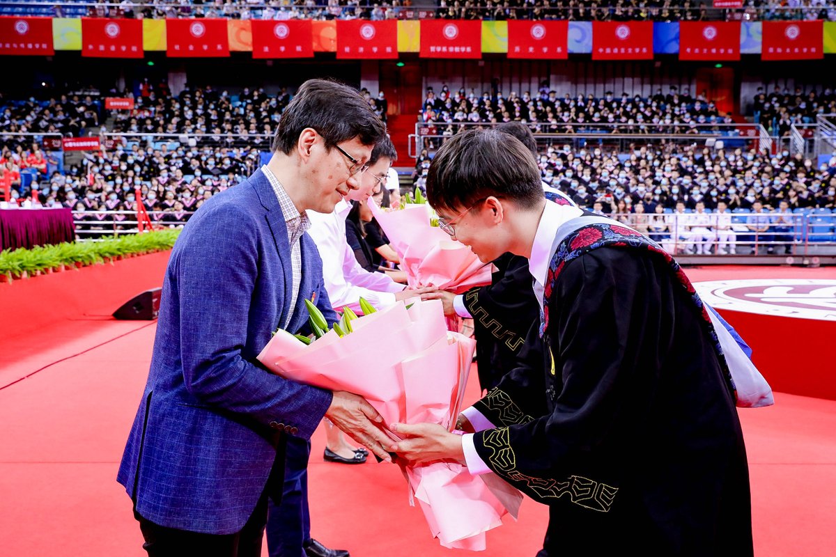PKU1898's tweet photo. Congratulations on your #graduation, dear #Pekingers! The two-day graduation ceremony starts today at the #PKU Khoo Teck Puat Sports Complex! Let’s take a look at some key moments from the venue. (1/2) #PKUclassof2021 #PKUgraduation2021 https://t.co/92oDOoiXsE