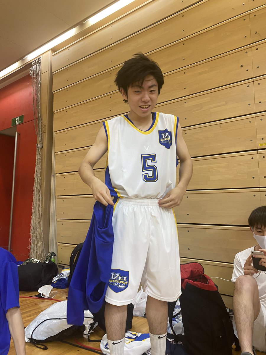 ট ইট র 工学院大学バスケットボール部 選手紹介 わがまま言ってユニフォームに着替えてもらったのは情報学部総合2年生の豊島怜生くんです 最近パーマをかけて更にかっこよくなりました 世界一パーマが似合う男です 一言 世界平和