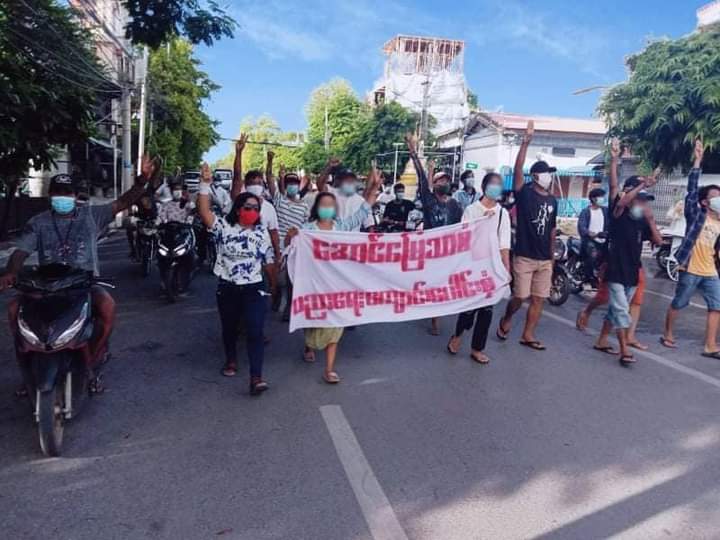 thinz23516354's tweet photo. Educational Strike from Aung Myay Tharzan Tsp, Mandalay took on the streets by chanting revolutionary slogans to show their solidarity against illegal Junta. 

#July13Coup 
#WhatsHappeningInMyanmar https://t.co/Zs0HegwWwu