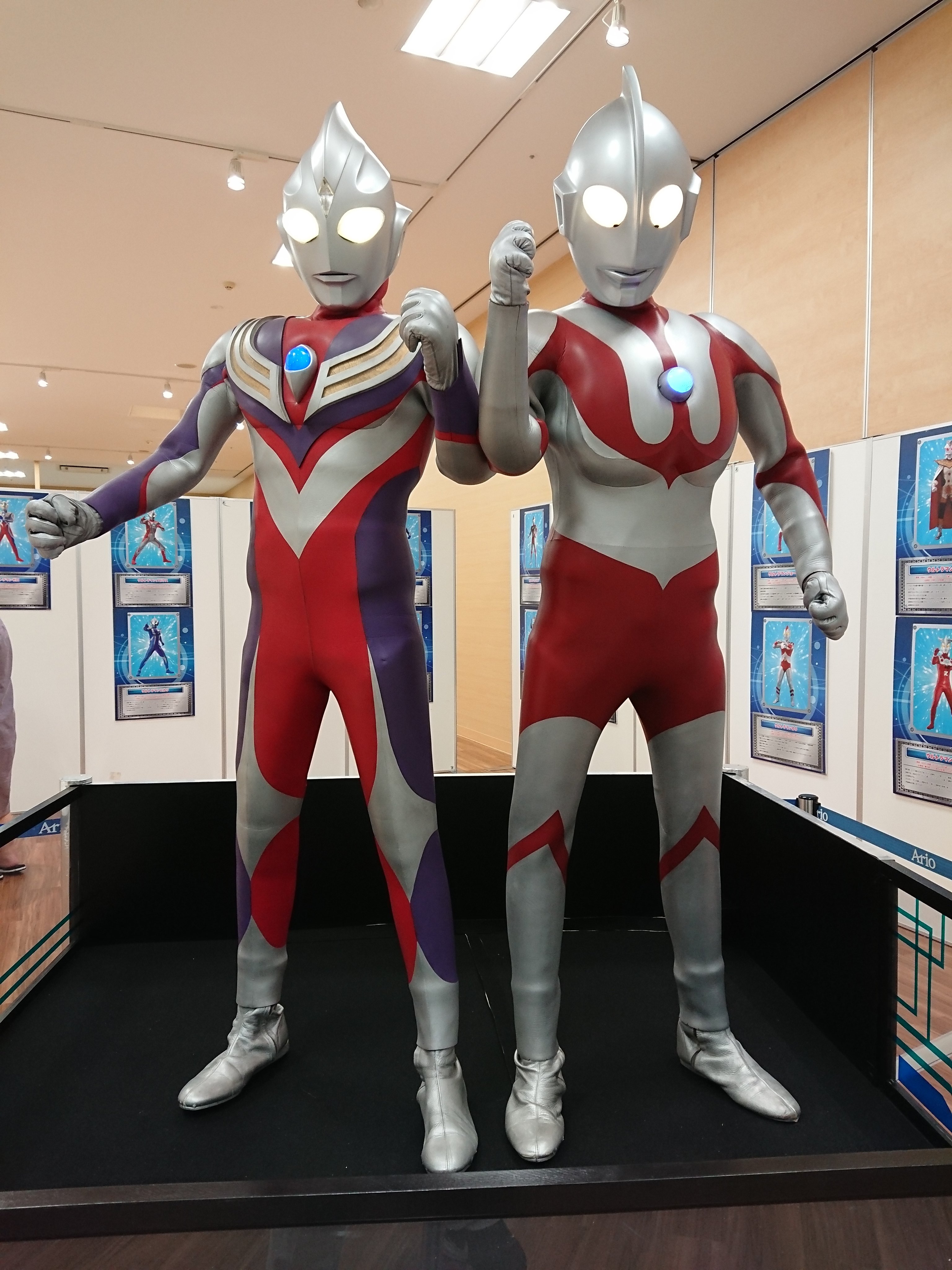 まなしな 本日より アリオ鳳3階にてウルトラマン Amp ウルトラマンティガのスーツ展示が開催されています やはりこのコンビはアツい アリオ鳳 ウルトラマン55周年 ウルトラマンティガ25周年 T Co Bile4gevwa Twitter