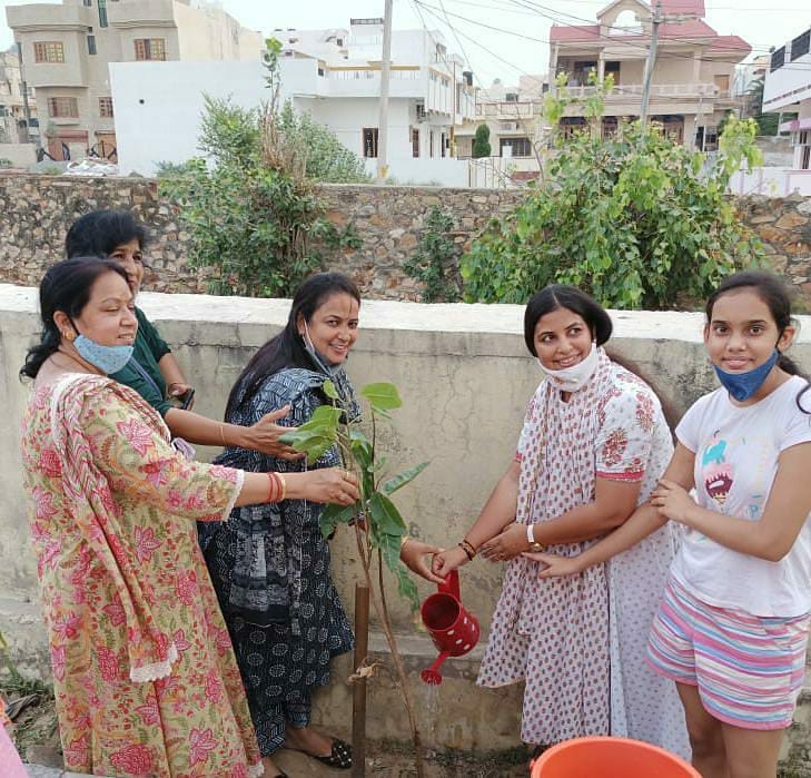 BrajlataHada's tweet photo. Green Ajmer 

वृक्षारोपण कार्यक्रम के अंतर्गत आज वार्ड 74 के छतरी योजना में 50 पौधों को रोपित किया और प्रत्येक पौधे की देखरेख जी जिम्मेदारी क्षेत्रवासियों ने सुनिश्चित की।

ब्रजलता हाड़ा
महापौर
नगर निगम ,अजमेर https://t.co/eQ8bLi4emb