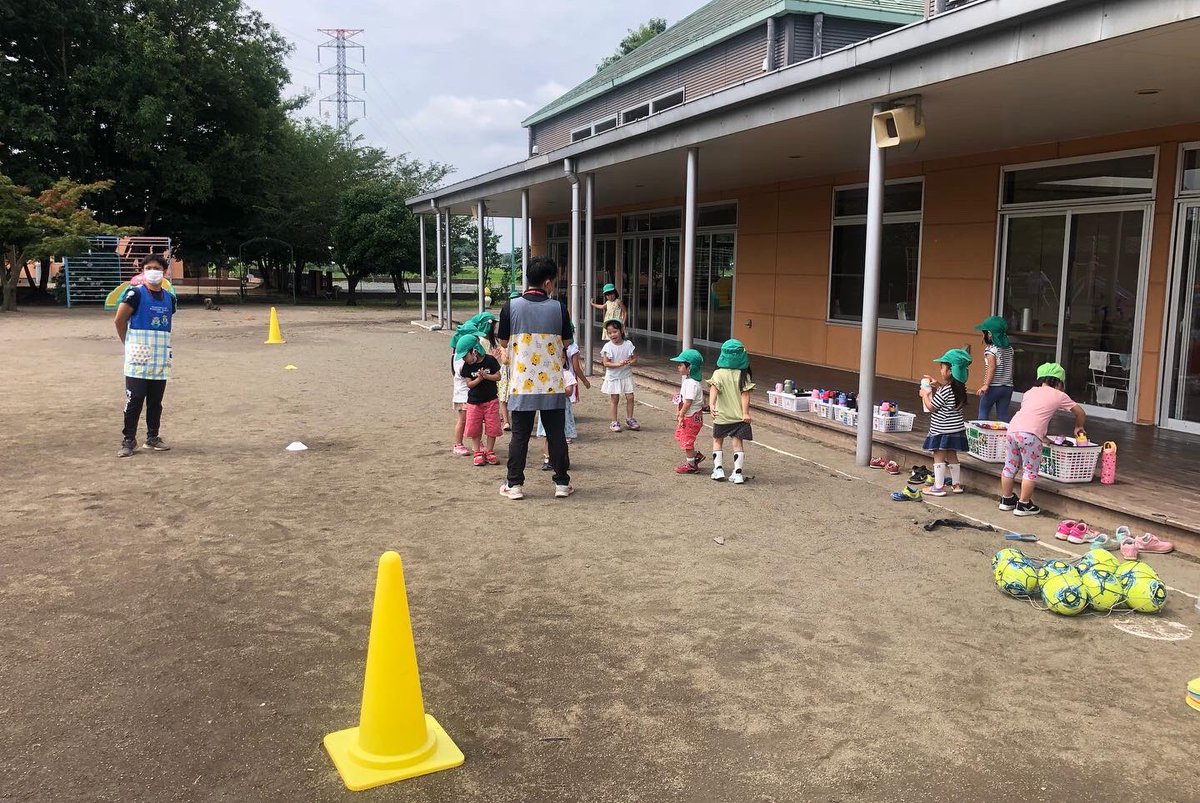 fortunaoyama's tweet photo. 【スクール情報】
本日、社会福祉法人 洗心会 こばと保育園にて年中クラスのサッカー教室を実施いたしました!
今日も元気いっぱいの子供達でした✨
#fccasa #カーザ #小山市 #こばと保育園 #サッカー教室 #2021シーズン #ヨネックス #小山に世界一の家族を #AllForOYAMA #マチを赤く染めよう https://t.co/jq8MmvWham
