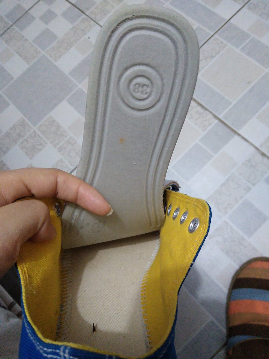 dhuaman41's tweet photo. Estaba lavando mis @TigreZapatillas toda tranqui cuando Pum! 
Veo que había un clavo oxidado en la suela. En alguna caminata lo habría pisado, pero mi curiosidad pudo más y revisé toda la zapatilla, sorprendida y feliz que nunca sentí molestias. (1) https://t.co/9caPF5js7a