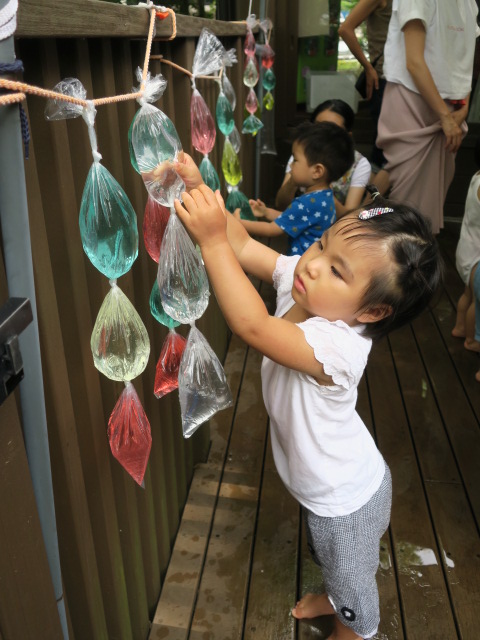 鴨池公園こどもログハウス A Twitter 今日のかもっこは まんまるプレイパークさん ログのテラスで色水風船やうちわシャボン玉 手作りジョーロで水あそび まんまるさんの遊びはいつもワクワクがいっぱい こどもログハウス かもっこくらぶ まんまるプレイパーク 鴨池公園こどもログハウス A Twitter 今日のかもっこは まんまるプレイパークさん ログのテラスで色水風船やうちわシャボン玉 手作りジョーロで水あそび まんまるさんの遊びはいつもワクワクがいっぱい こどもログハウス かもっこくらぶ まんまるプレイパーク
