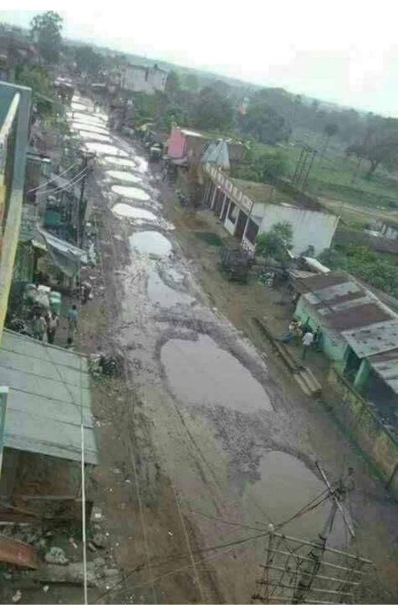 TweetsOfNasrul's tweet image. भारत की पहली स्मार्ट सिटी बाबा फेकेंद्र महाराज के कार्यकाल मे बनी जिसमे हर घर के सामने एक स्विमिंग पूल है।।😝😂😂😂😂