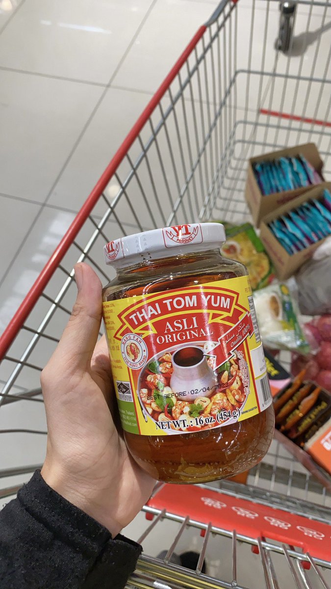 MaisarahMahmud's tweet photo. Tomyam paste ni sangat, sangat sedap 🤤

Resepi: 

i) Serai dititik.
ii) Masukkan 3 sudu besar paste ni. 
iii) Masukkan ayam &amp; air. 

Siaaaaap :-) https://t.co/nthd07MTuC