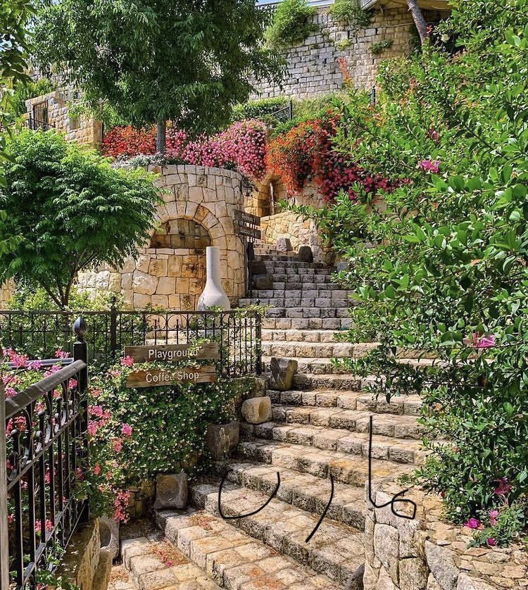 بعض الديار تشتاق لها ليس في جمال طبيعتها 
ولكن في جمال ارواح ساكنيها