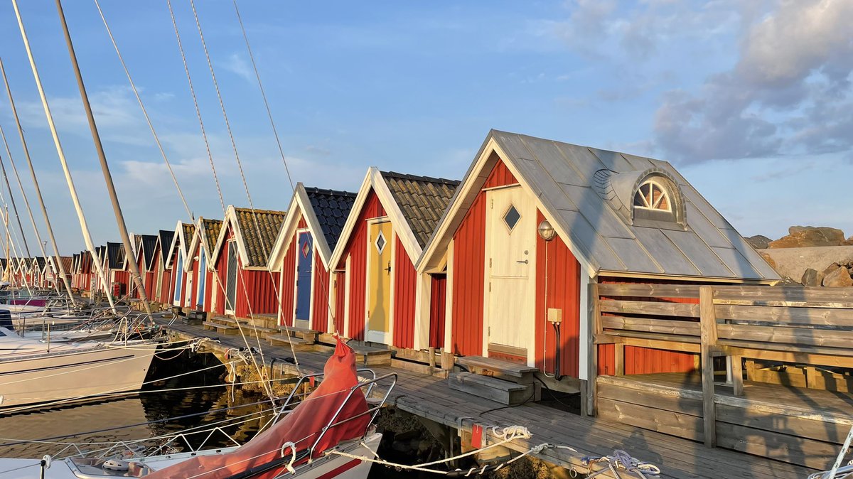 KristinaFassler's tweet photo. #Bootsoffice? Heißt auch early bird, um vor dem ersten Meeting entspannt in einem Hafen weiter nördlich zu sein. Belohnung: Die von der noch tiefstehenden ☀️ beleuchteten Häuschen im Hafen. ⛵️🇸🇪💙 https://t.co/B6LukVwM6z