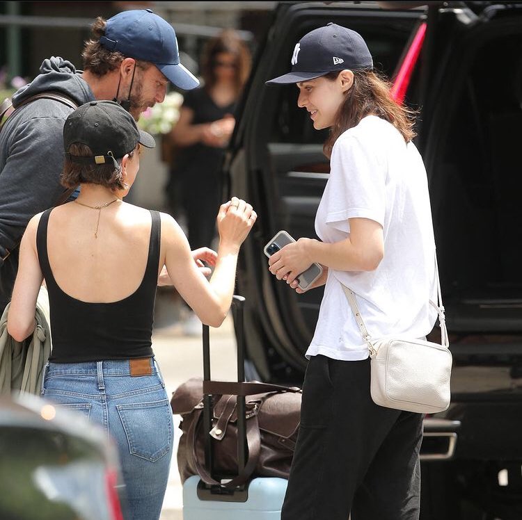 📸: Alexandra Daddario foi vista deixando o hotel com seu namorado Andrew e sua amiga Kate em New York.