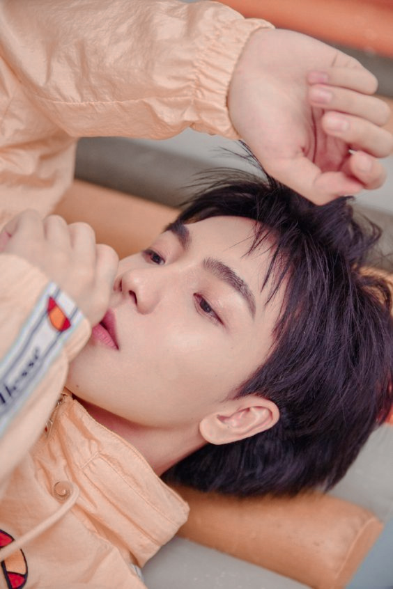 𝗛𝗢𝗡𝗘𝗬  ━━ zhuiling / ziyi; 「 #Honeyau 」

el primer amor es dulce, espeso e impoluto. jin ling probó la miel del primer enamoramiento sorpresivamente en el momento menos esperado, en la situación más peculiar existente. 

 ❝¡acabo de fingir ser el novio de un extraño!❞