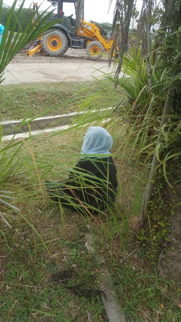 fedtriyahya's tweet photo. Seorang sahabat baru kematian suami akibat #covid19 

Dia masih dalam tempoh berpantang. Anak-anak yang lain juga positif. 

Melihat dari jauh detik suami tercinta dikebumikan…. https://t.co/bhmuPHxQMw
