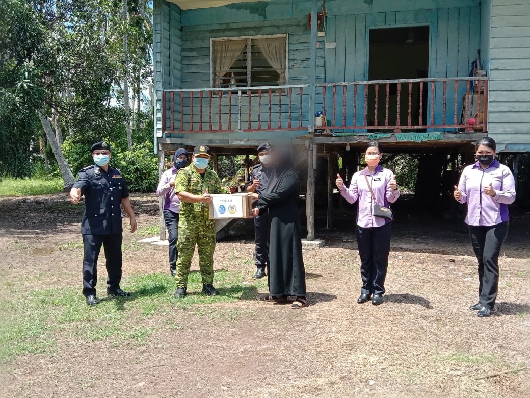 13 JULAI 2021/ SELASA

OP BANTU PENYERAHAN BAKUL MAKANAN

Penyerahan Bantuan Bakul Makanan diketuai oleh ASP Naijim bin Diun daripada IPD Kudat bersama Penolong Pegawai RELA Daerah Kudat Jeklin bin Jamahal dan Skuad AMANITA IPD Kudat

#OPBANTU
#KUDAT
#SETIAMEMBANTU
#SetiaBerbakti