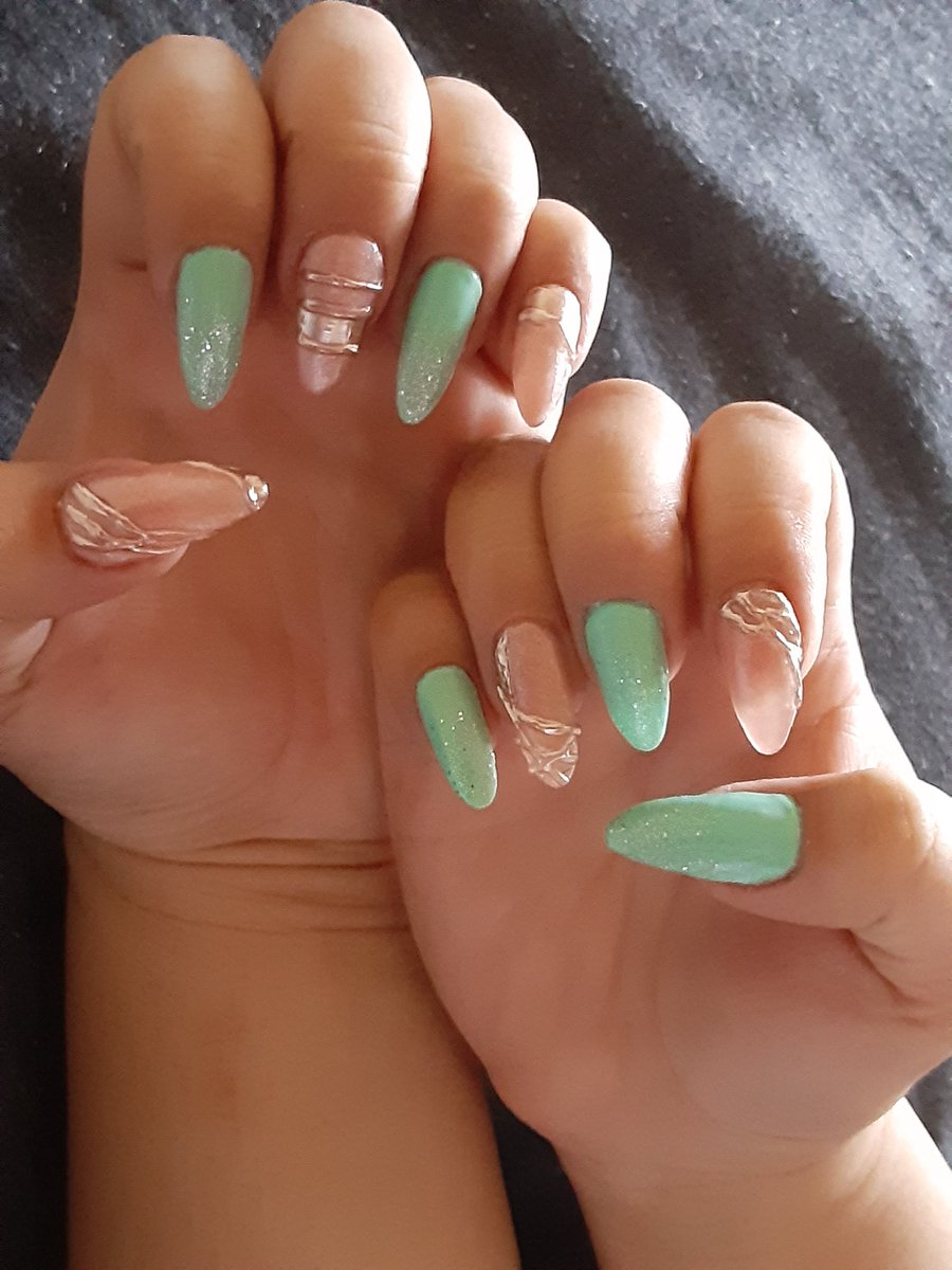 エメラルドグリーンネイル