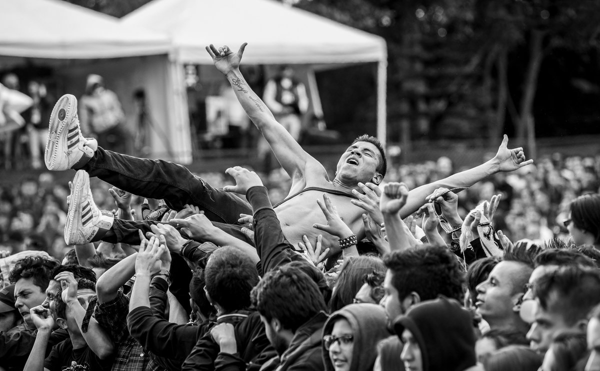 rockalparquefes's tweet photo. ¡Feliz Día Mundial del Rock a tod@s l@s rockstars! ¡El rock nos inspirará hoy y siempre! 🎤🎸💥🎵🎶🤘🏽🤘🏼🤘🏿

Aquí algunos de los momentos que hemos vivido en #RockalParque durante estos orgullosos y grandiosos 25 años.

#IdartesEsBogotá 💛❤️🔥
📷  Juan Santacruz / Idartes https://t.co/dhoUqAOiey