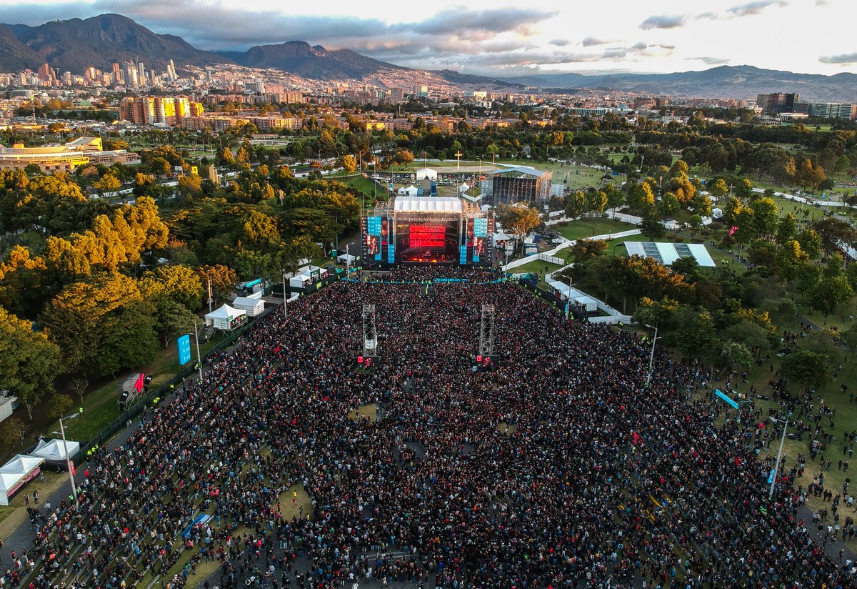 rockalparquefes's tweet photo. ¡Feliz Día Mundial del Rock a tod@s l@s rockstars! ¡El rock nos inspirará hoy y siempre! 🎤🎸💥🎵🎶🤘🏽🤘🏼🤘🏿

Aquí algunos de los momentos que hemos vivido en #RockalParque durante estos orgullosos y grandiosos 25 años.

#IdartesEsBogotá 💛❤️🔥
📷  Juan Santacruz / Idartes https://t.co/dhoUqAOiey