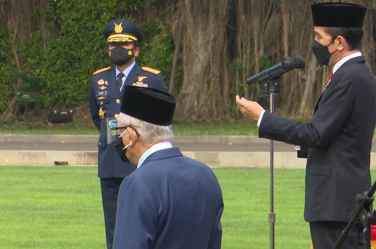 Puspen_TNI's tweet photo. Panglima TNI menghadiri Upacara Prasetya Perwira (Praspa) Akademi TNI dan Akademi Kepolisian yang dipimpin langsung oleh Presiden Republik Indonesia Ir. H. Joko Widodo, bertempat di Istana Merdeka, Jakarta
#tni #puspentni #P5TNI #praspa
https://t.co/8xcZYALyBy https://t.co/OFDu4cwXai