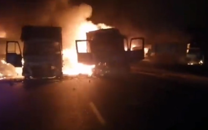 The entire N3, between Cedera &amp; Heidelberg, closed to traffic amid riots dlvr.it/S3cGbp