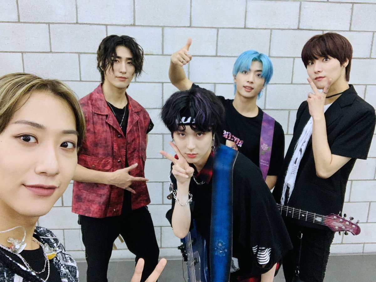 GiukFrance's tweet photo. • Photos • 13.07.2021

CyA apparaît sur deux photos postées par le groupe pour leur nouvelle performance à The Show ! https://t.co/tKF6Y02ht7