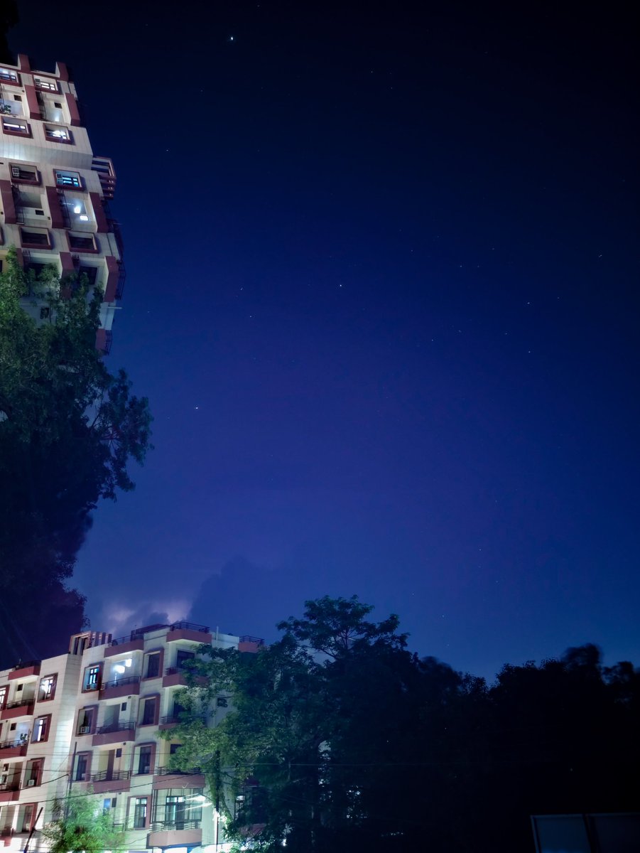 Photographervns's tweet photo. 📸 No Manipulation, only Photography ⚡🌃
IG : https://t.co/MHJHjWpEM2 📸
#Astrophotography #longexposture #trees #Lightning #Stars #shotonpoco #POCOX2 #lightroom #PicsArt #photographerbanarasi https://t.co/ImZGjjr55J