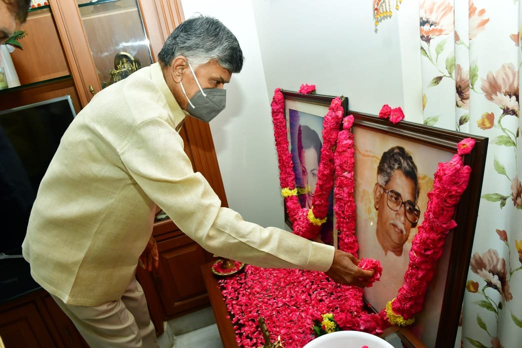 ncbn's tweet photo. సంగం డెయిరీ విషయమై వైసీపీ ప్రభుత్వం పెట్టిన అక్రమ కేసుల కారణంగా జైలుకు వెళ్లి వచ్చిన తెలుగుదేశం నేత,మాజీ ఎమ్మెల్యే ధూళిపాళ్ల నరేంద్రను పరామర్శించేందుకు ఈరోజు గుంటూరు జిల్లా,చింతపూడిలో ఆయన నివాసానికి వెళ్ళాను.ప్రభుత్వం చట్టవ్యతిరేకంగా వ్యవహరిస్తూ తెలుగుదేశం నేతలను వేధిస్తోంది(1/2) https://t.co/4Xo8fDdOtz