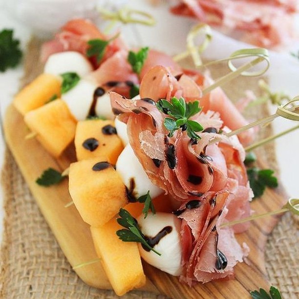 parmawelcomeoff's tweet photo. Poca voglia di cucinare ma tanta voglia di buono?
Con questi spiedini di melone giallo, mozzarella e #prosciuttodiparma con qualche goccia di #acetobalsamico , il pranzo è pronto e nessun fornello acceso 🤩😋🤩
#pranzoveloce #parmacityofgastronomy https://t.co/0bW2SxO2yl