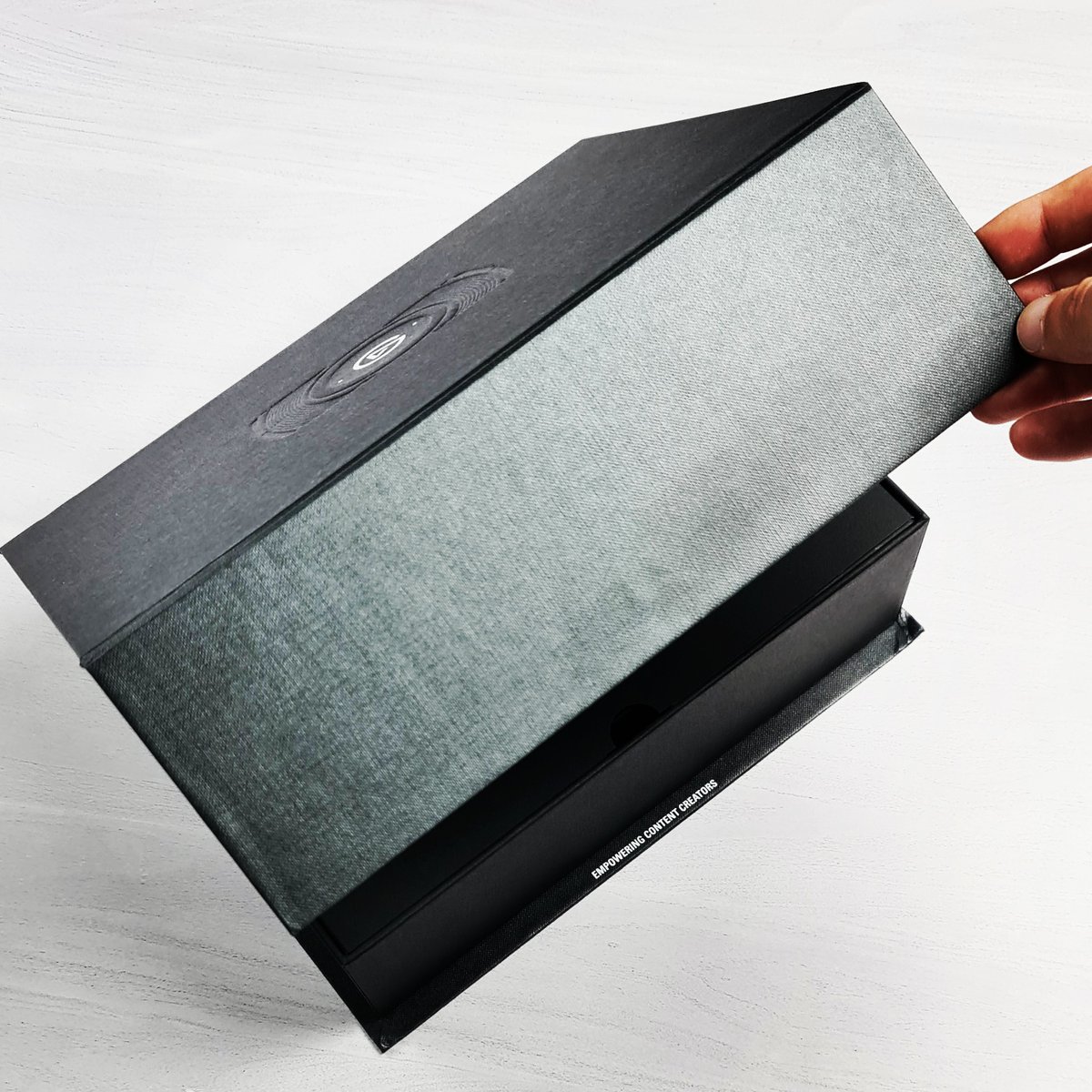 Wow...o que é isto??? 

Eu não sei o que tem aqui dentro <a href="/elgato/">Elgato</a> , mas brevemente vamos descobrir...😍

15 de Julho às 20h isto promete!! 💪
#elgato #elgatopartner