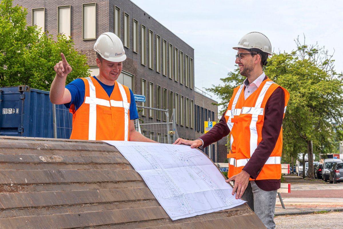 Werk in uitvoering in het Houtkwartier-Oost! 👷Wethouder <a href="/AshleyNorth91/">Ashley North</a> en uitvoerder Ruben Verkleij bekijken de plannen voor de rioolvervanging en herinrichting. Aannemer De Vries Stolwijk is begonnen met de werkzaamheden, die medio 2022 klaar zijn. ℹ️ bit.ly/3yQRuIn