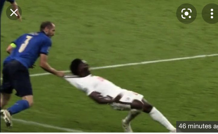 HunTzyyy's tweet photo. @Suprim19446233 @chiellini Because he has to do this 🤨 https://t.co/iuryMIZMqb