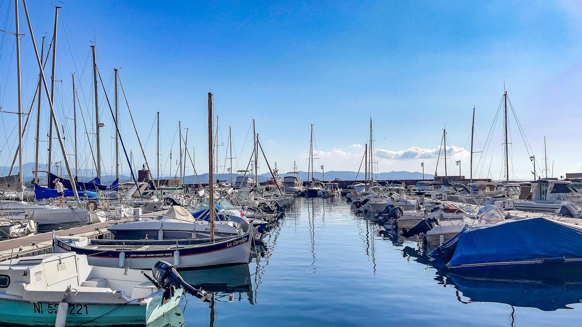 [ #theouletourisme ]
Le petit port de pêche devenu un charmant #port de plaisance ♥
.
IG 👉 bit.ly/2Myktdg
.
#CotedAzurFrance #OnATousBesoinDuSud #LavergneEugenie #ExploreFrance #FranceMagique #MagnifiqueFrance #frenchriviera #theoulesurmer @VisitCotedazur @OtTheoule