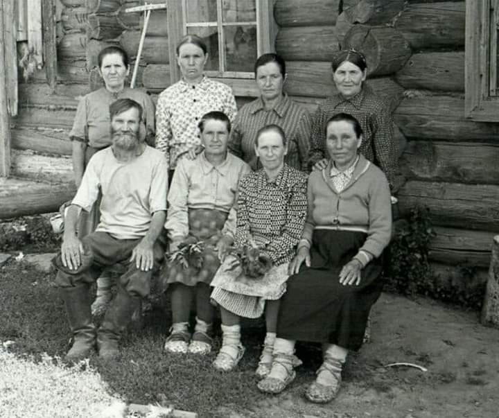 Skrepo_history's tweet photo. 1861 год., Российская империя. Освобожденные от крепостной зависимости крестьяне. Нищета. Лапти

1961 год, империя советская. Крестьяне которые без разрешения главного колхозного барина не могут покинуть деревню.
Прошло 100 лет, но лапти все те же, нищета та же, а рабство вернули https://t.co/rBwMrHCTfa