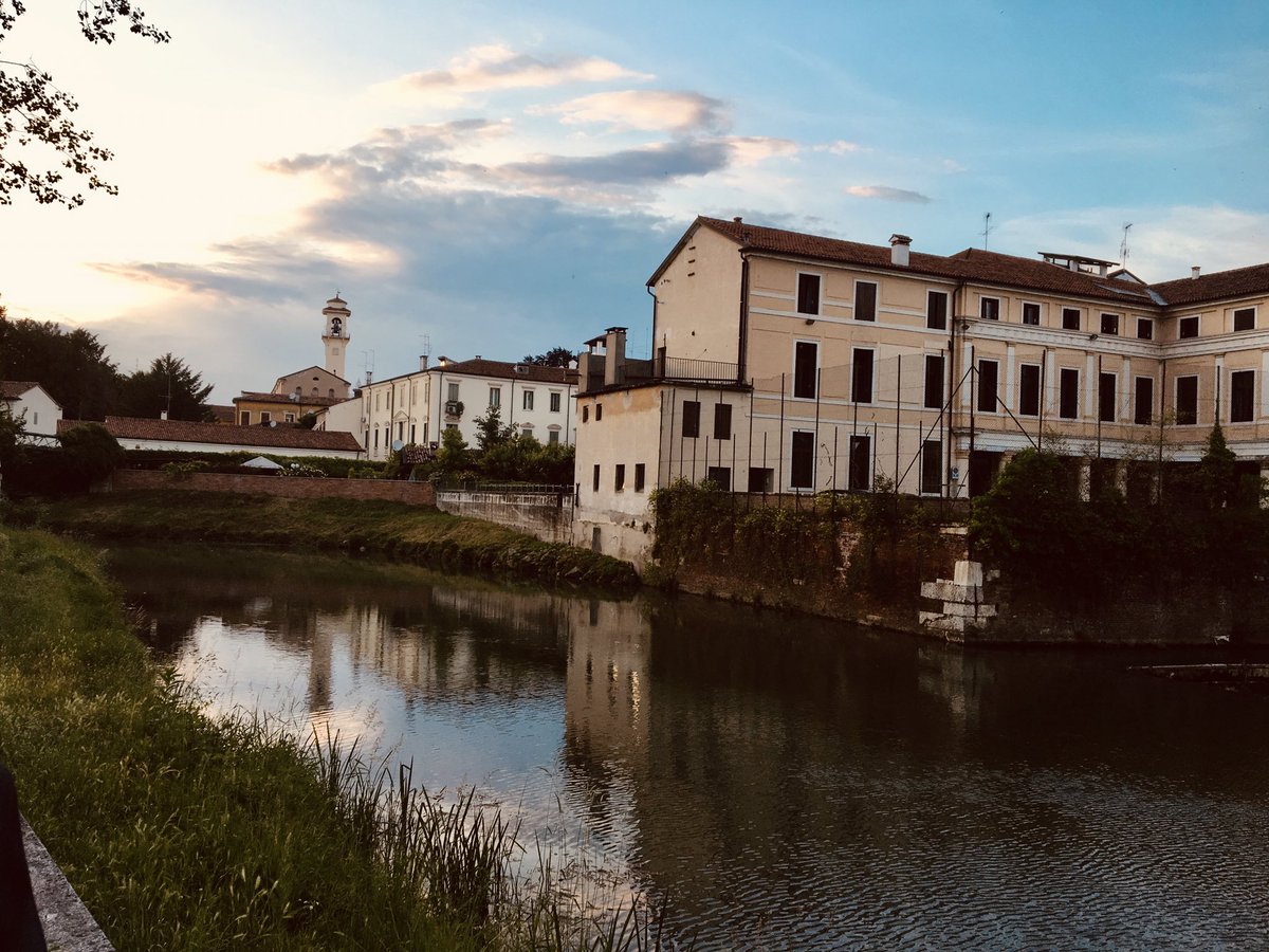 BeatriceBrigo's tweet photo. Day 90 of #100DaysOfItaly 
Bacchiglione - River in northern Italy, 118 km long, originating in the province of Vicenza, at the foot of Monte Pasubio. Its waters come from the resurgences of the many torrents from the Prealps #Bacchiglione #Vicenza #DiscoveringItaly https://t.co/8ADzI1peSD