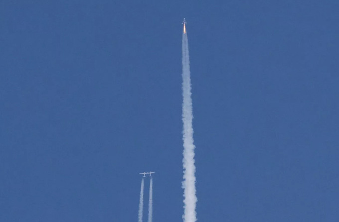 Fazo_tv's tweet photo. Inson koinotga yanada yaqinlashdi: Britaniyalik Richard Brenson shaxsiy uchog‘ida koinotga chiqdi👏👏👏

Siz koinotga chiqishni xohlarmidingiz?🤔🤔🤔
#fazotv #virgin #virgingalactic #richard #branson #richardbranson #brenson
https://t.co/DzCmRgHKvd https://t.co/MTlGzgPsCl