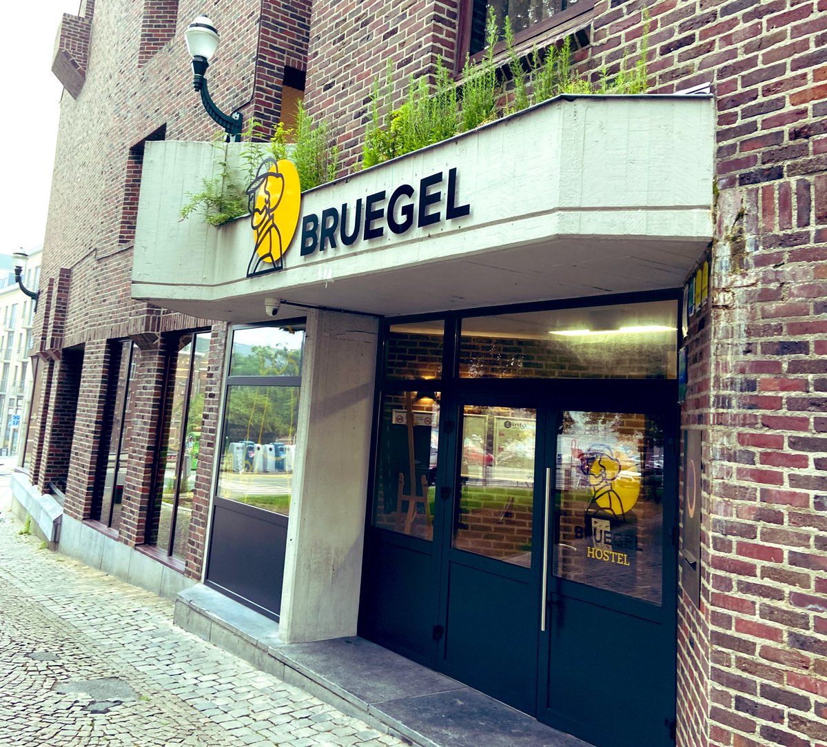 Naar de jeugdherberg met Dalle en Demir in Brussel. Er wordt ruim 5 miljoen euro extra uitgetrokken om onze jeugdverblijven en hostels te steunen in de coronacrisis.