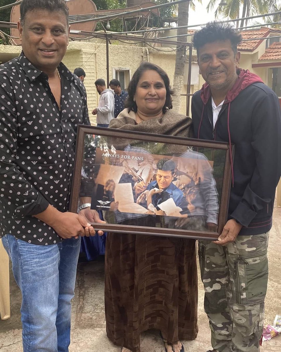 Cinimall's tweet photo. ಶಿವಣ್ಣವರ ಹುಟ್ಟುಹಬ್ಬಕ್ಕೆ ಉಡುಗೊರೆ ನೀಡಿದ ನಿರ್ಮಾಪಕ ಕೆಪಿ ಶ್ರೀಕಾಂತ್😊👏
#Cinimall #shivanna #kpsreekanth #Geethaakka #birthday #Gift https://t.co/LjbDzI85Fm