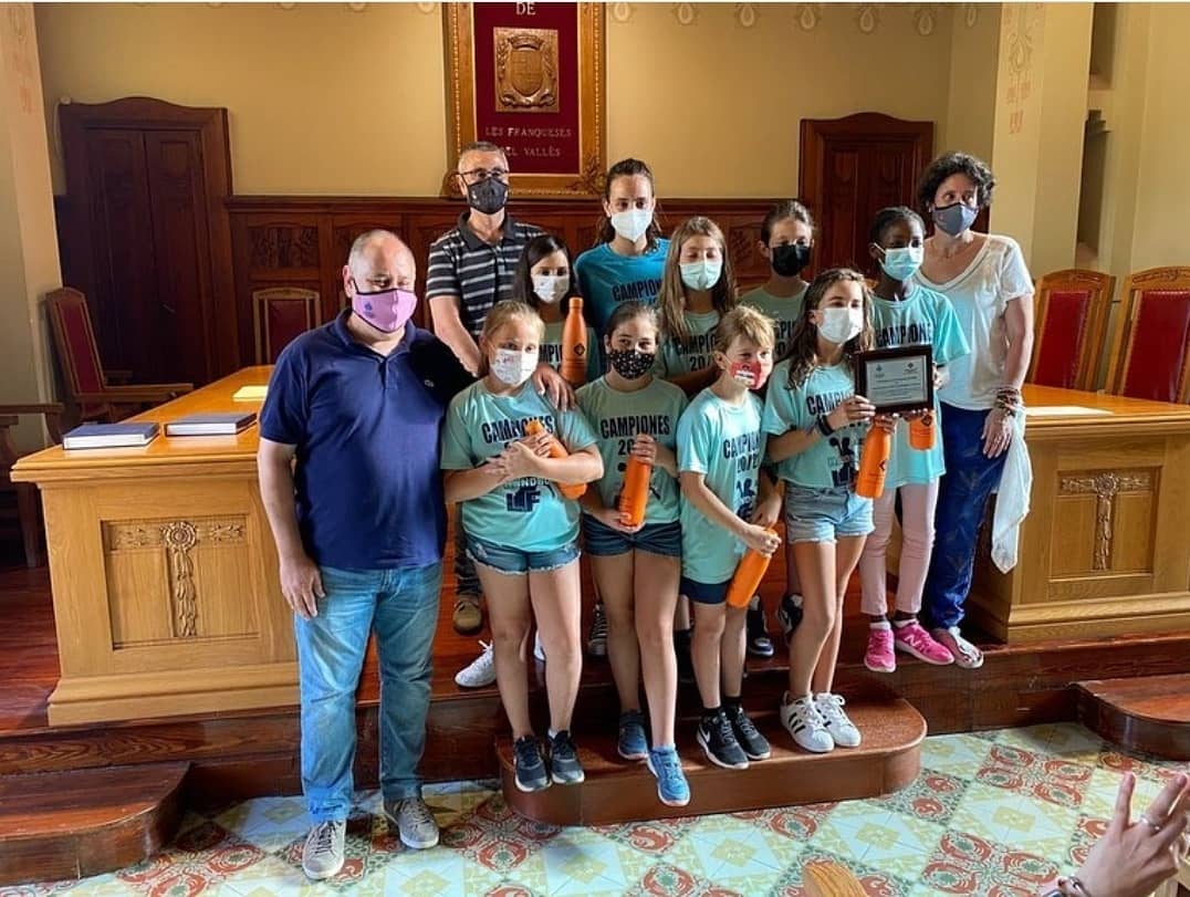 HLesFranqueses's tweet photo. Ahir el Benjamí Femení i el Prebenjamí Verd van fer la recepció oficial a l'Ajuntament amb l'alcalde, Francesc Colomé, i la regidora d'esports, Montse Vila. Els dos equips han aconseguit la Lliga CEVO en una temporada on no han perdut cap partit. 

Moltes felicitats! 

#handbol https://t.co/Z4VwMjzXUY